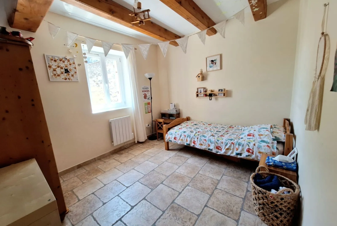 Maison de caractère à vendre dans le village de Caderousse, 115 m² avec garage et terrasse exposée sud 