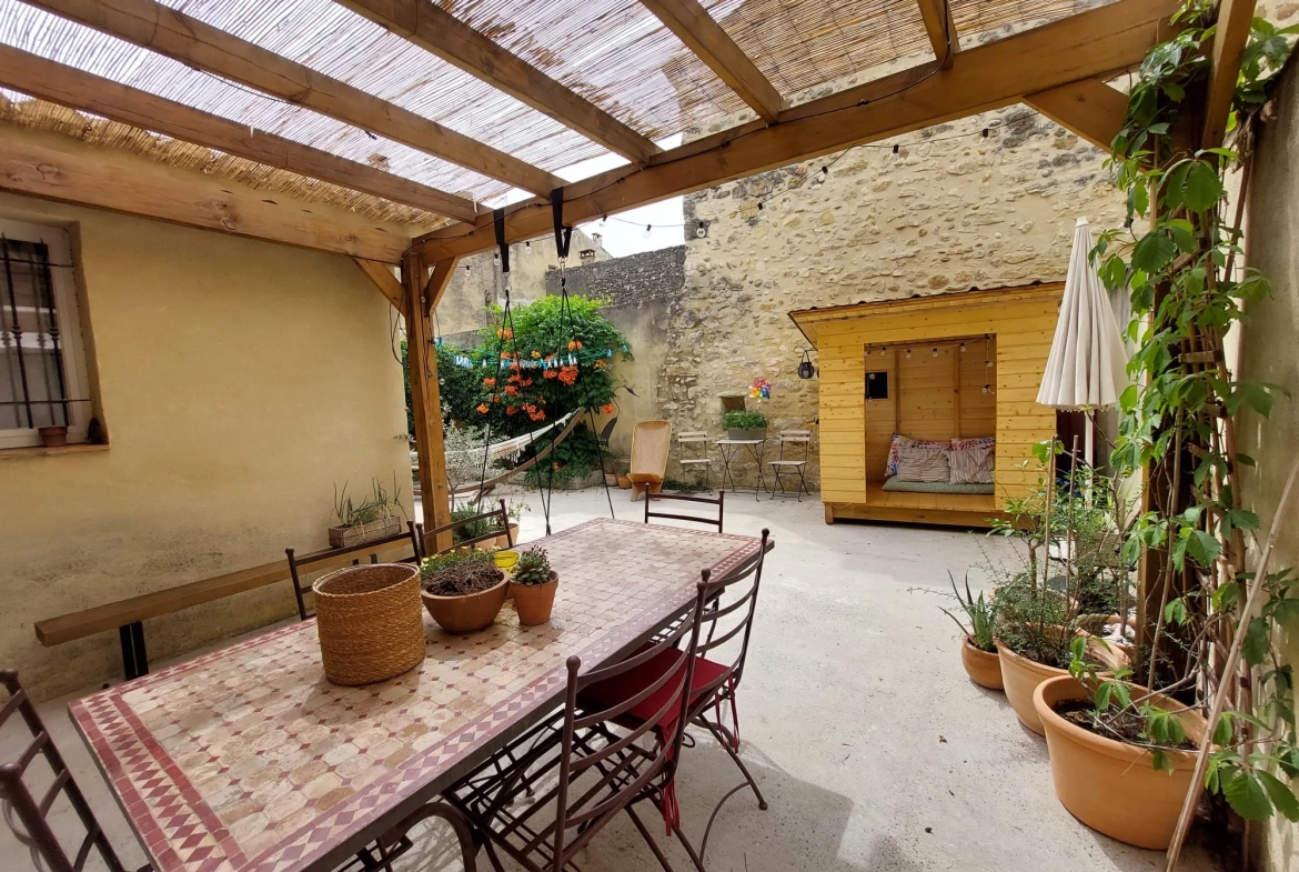 Maison de caractère à vendre dans le village de Caderousse, 115 m² avec garage et terrasse exposée sud 