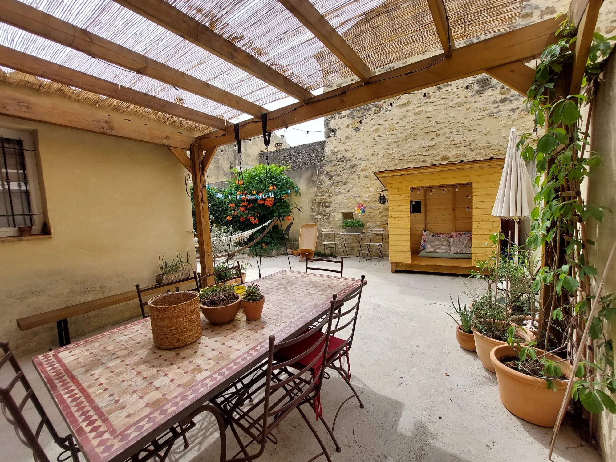 Maison de caractère à vendre dans le village de Caderousse, 115 m² avec garage et terrasse exposée sud 