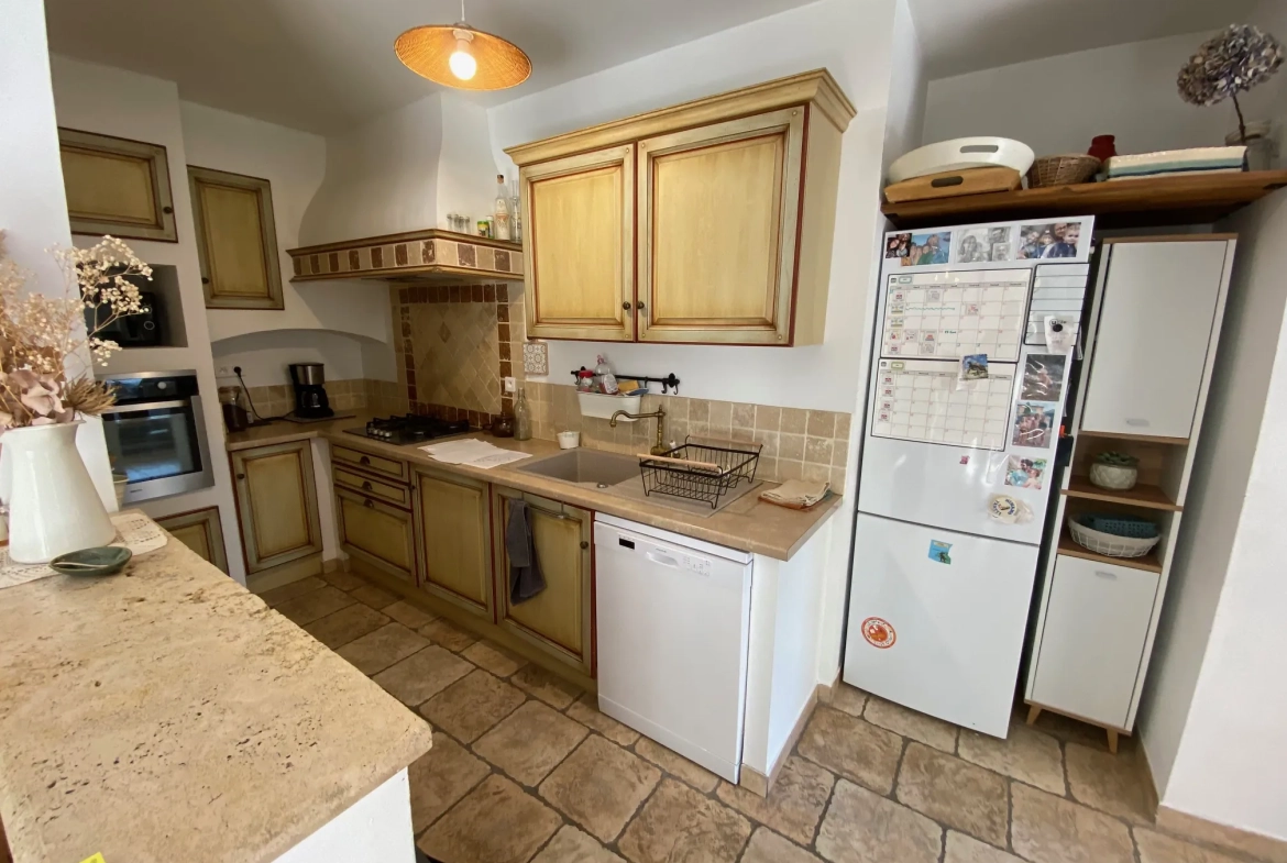 Maison de caractère à vendre dans le village de Caderousse, 115 m² avec garage et terrasse exposée sud 