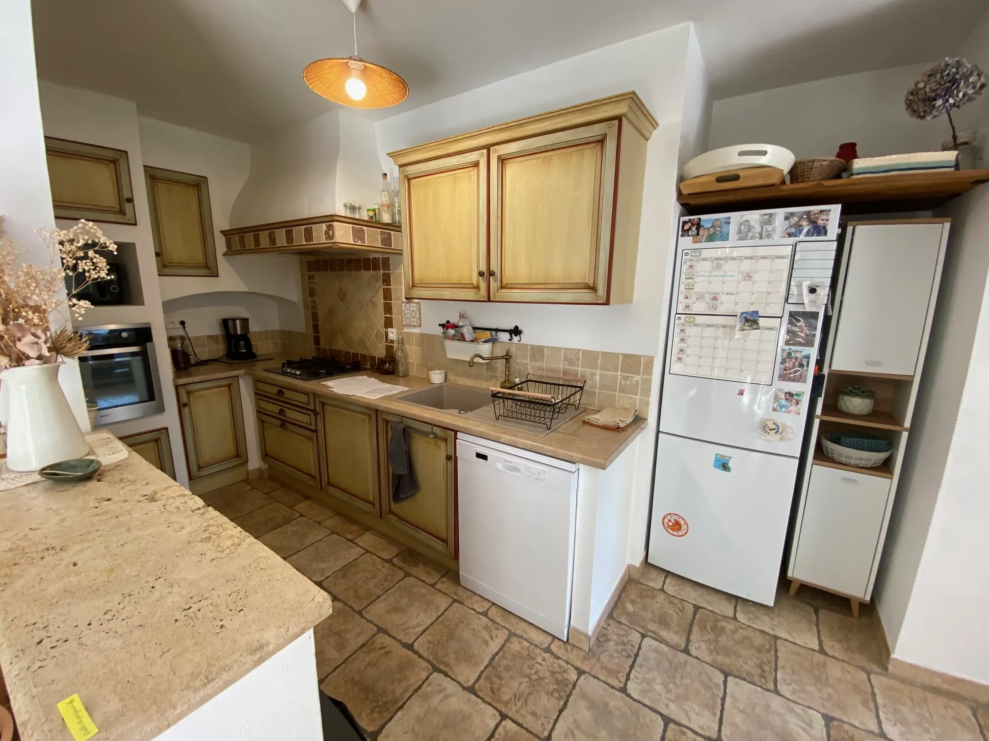 Maison de caractère à vendre dans le village de Caderousse, 115 m² avec garage et terrasse exposée sud 
