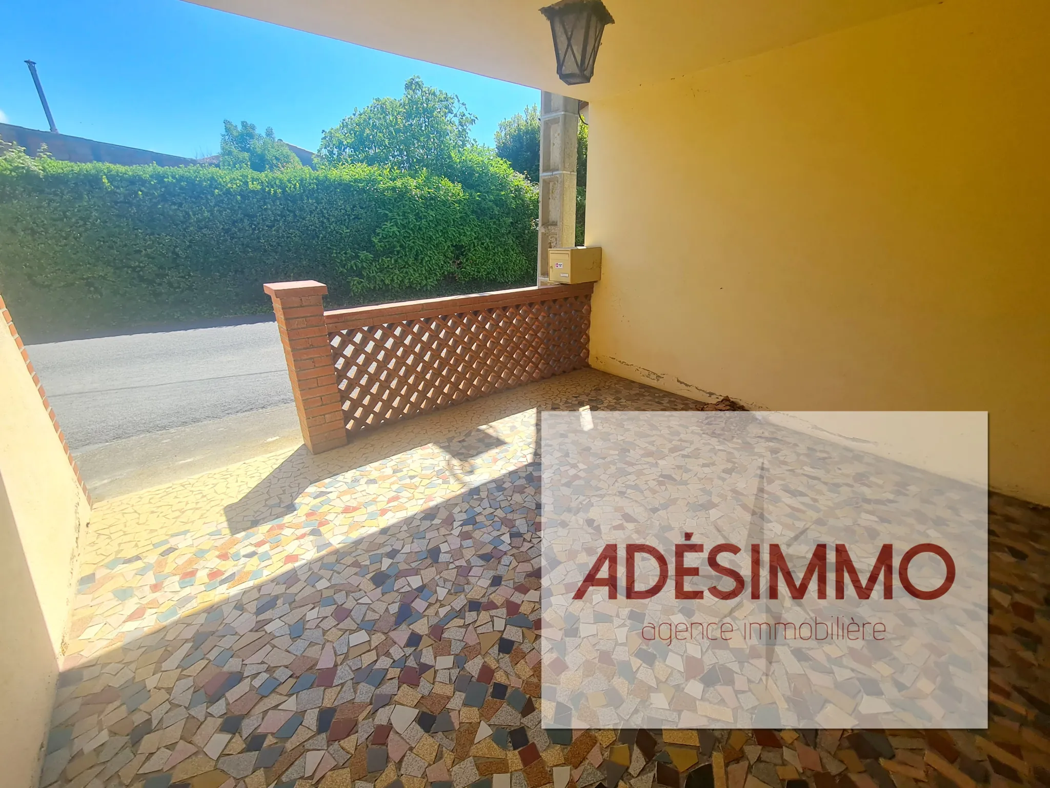 Maison de plain-pied à vendre avec garage et jardin à Saint-Sulpice-sur-Léze 