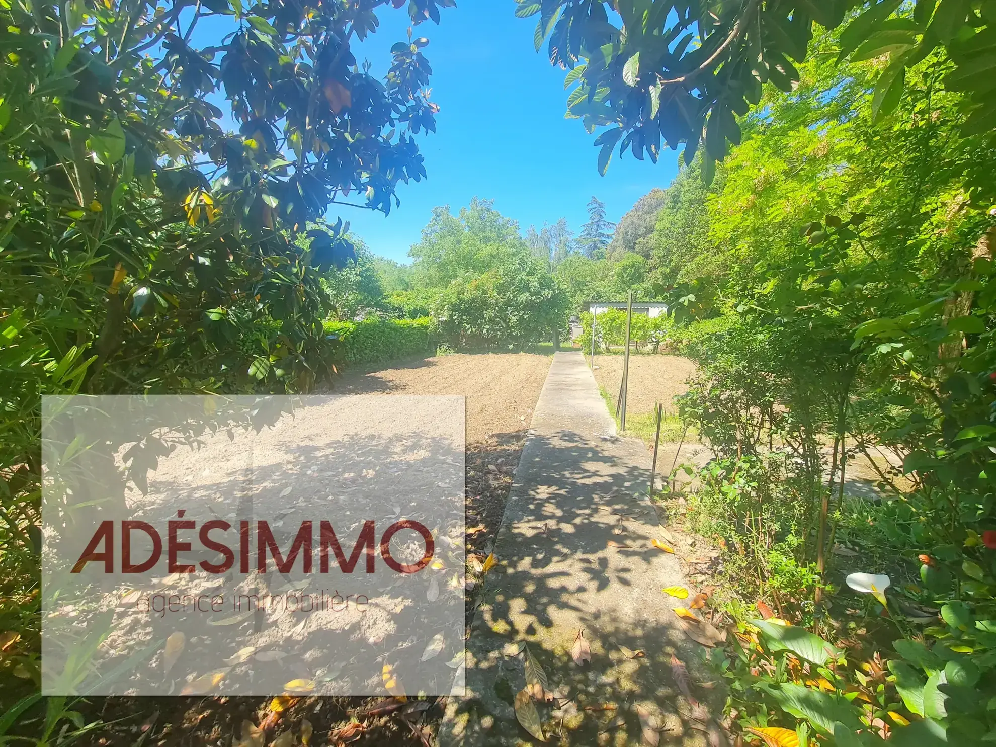 Maison de plain-pied à vendre avec garage et jardin à Saint-Sulpice-sur-Léze 