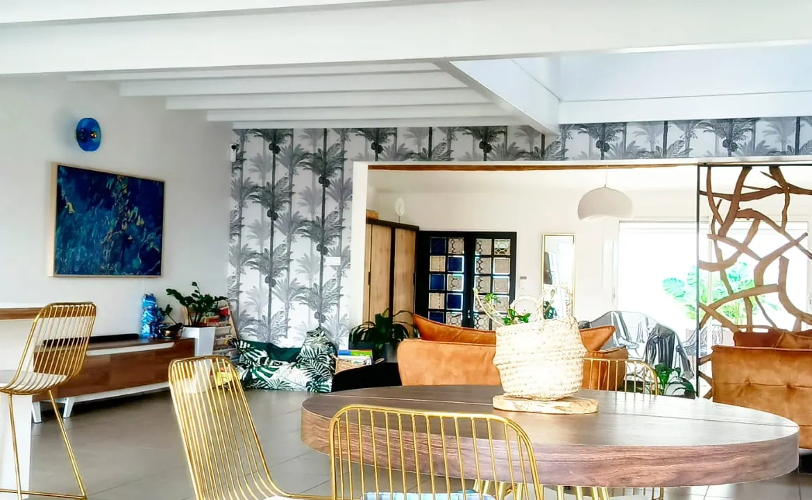 Maison lumineuse de 125 m² avec terrasse et garage à Pouzolles près de Pézenas 