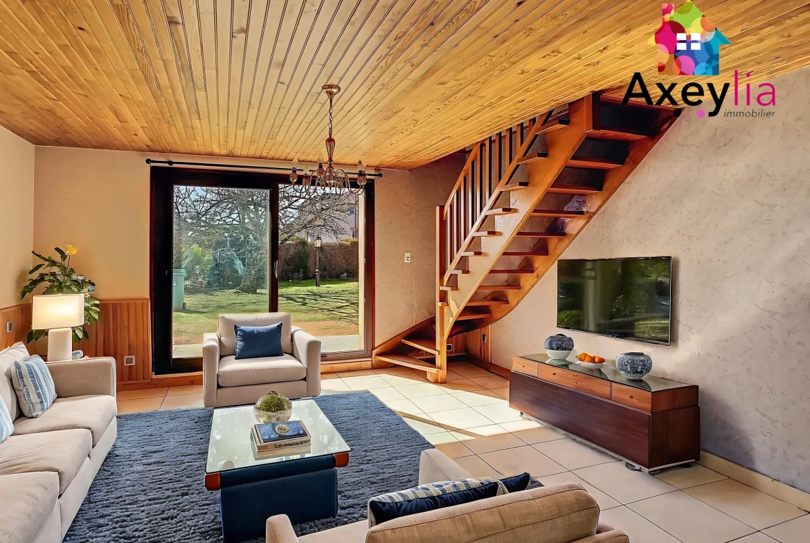 Maison à vendre à Roanne avec 3 chambres, garages et terrain clos 