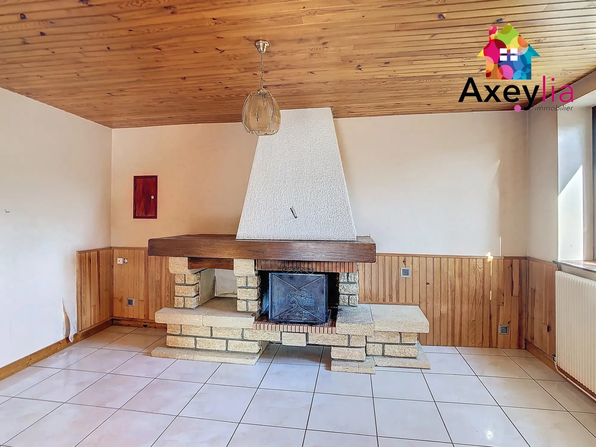 Maison à vendre à Roanne avec 3 chambres, garages et terrain clos 