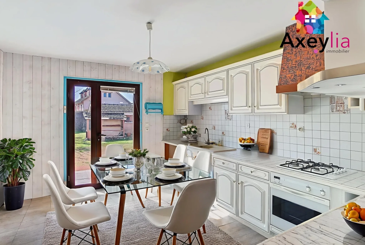 Maison à vendre à Roanne avec 3 chambres, garages et terrain clos 