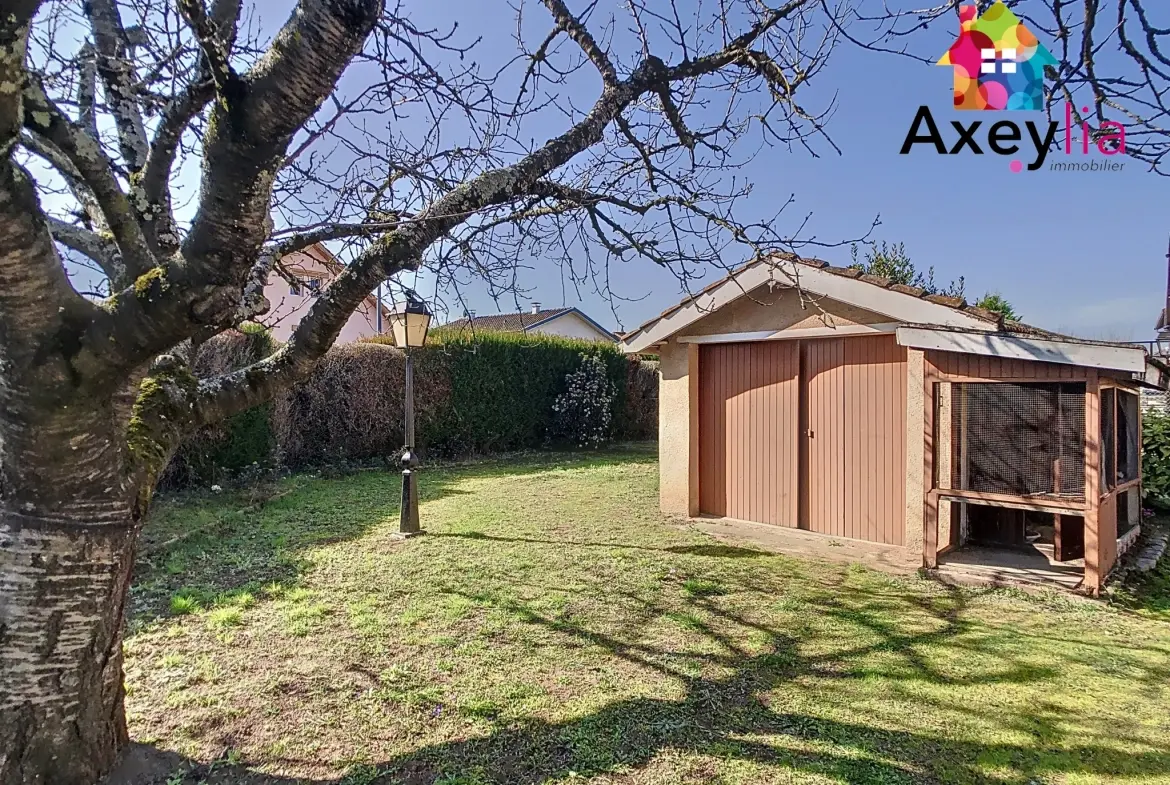 Maison à vendre à Roanne avec 3 chambres, garages et terrain clos 