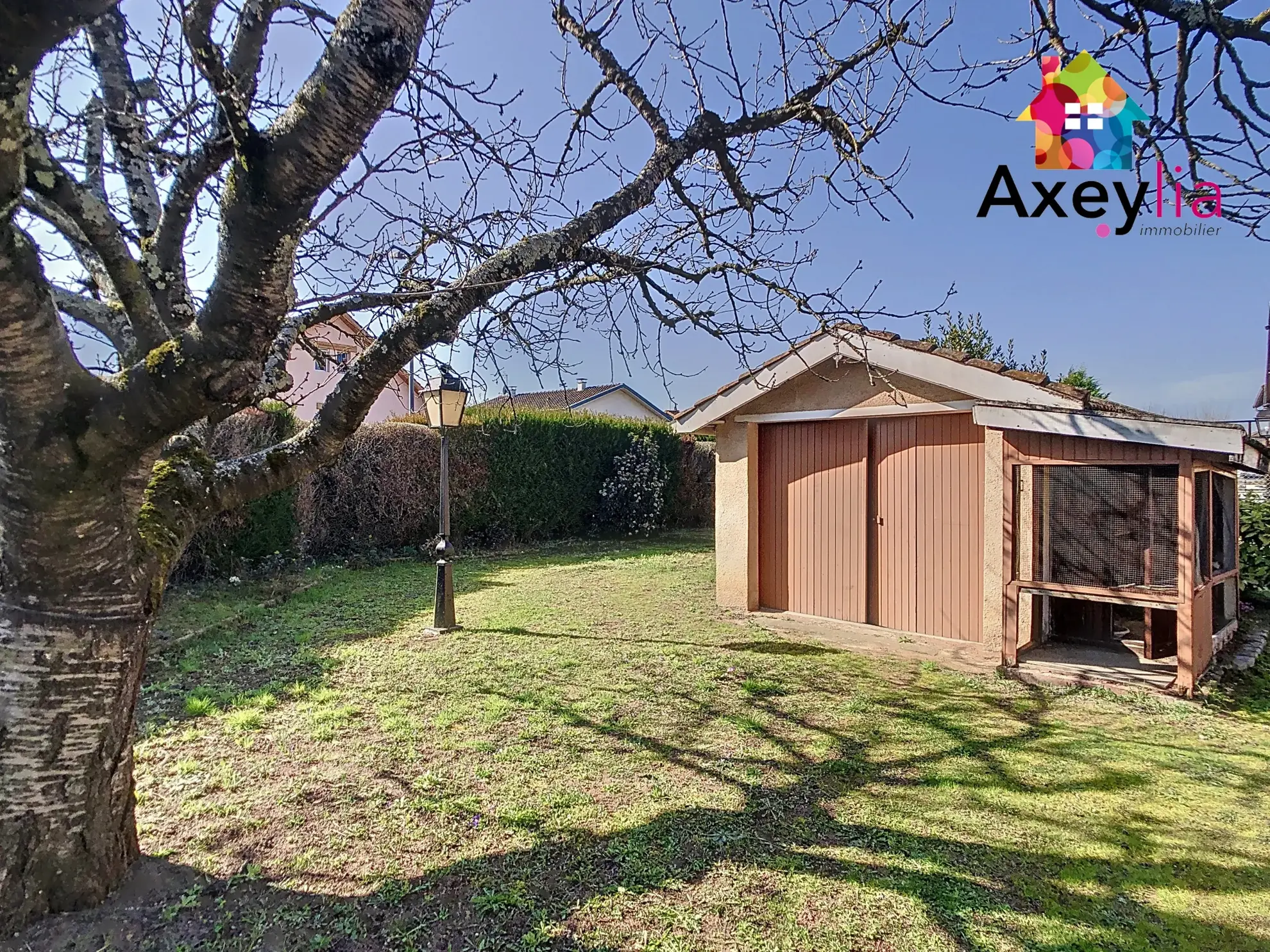 Maison à vendre à Roanne avec 3 chambres, garages et terrain clos 