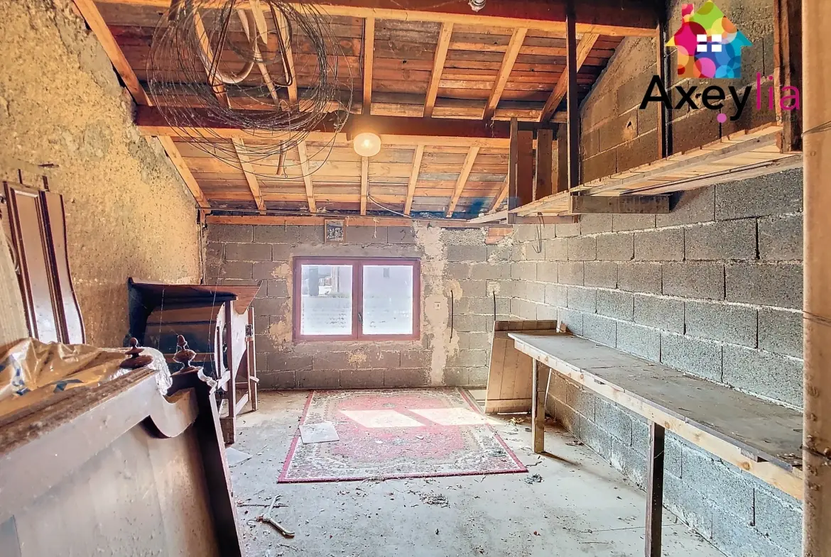 Maison à vendre à Roanne avec 3 chambres, garages et terrain clos 