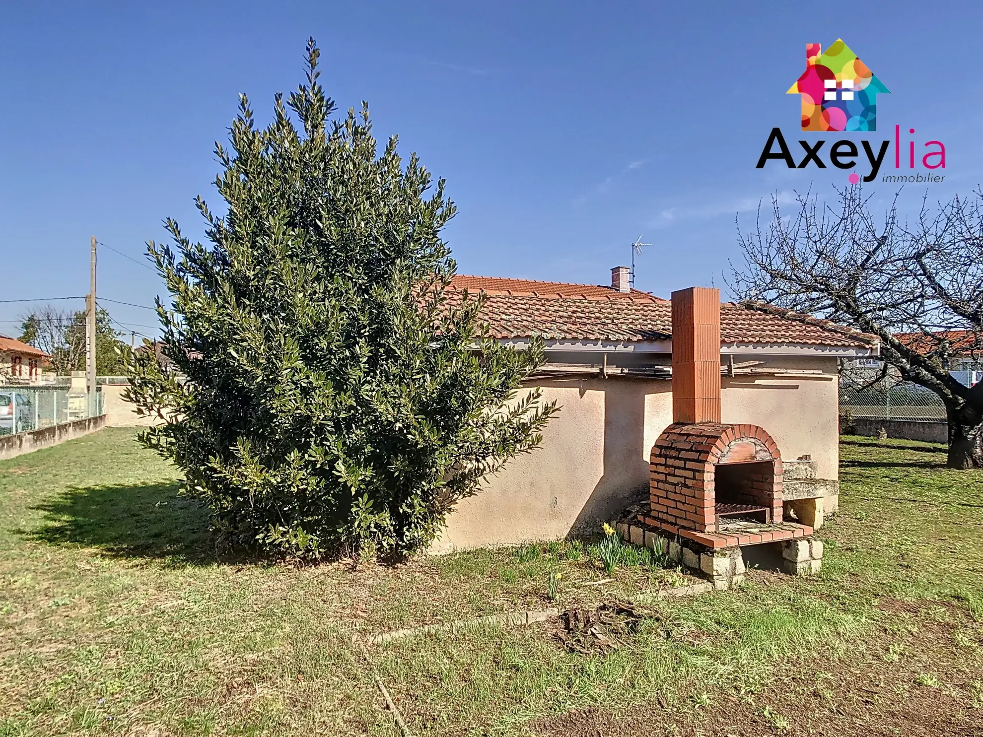 Maison à vendre à Roanne avec 3 chambres, garages et terrain clos 