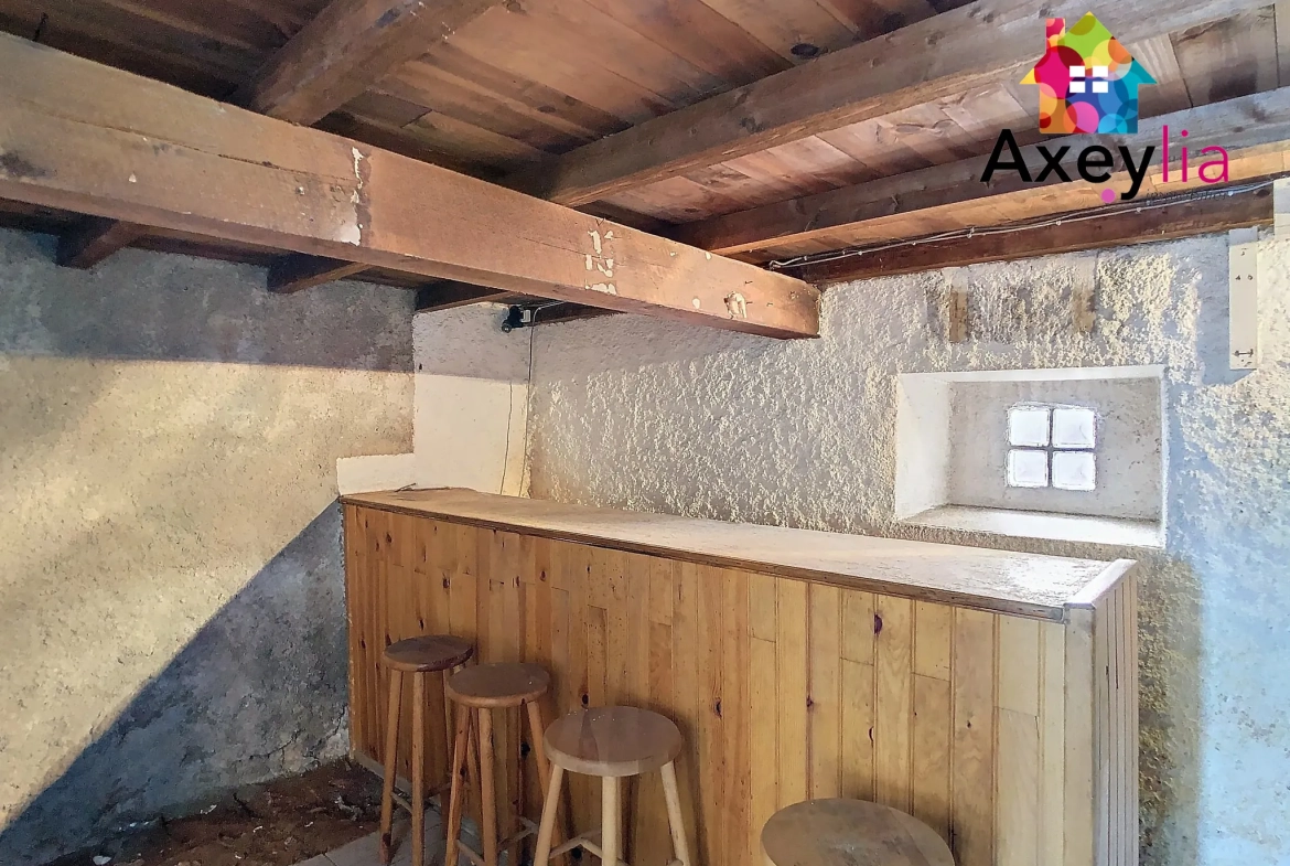 Maison à vendre à Roanne avec 3 chambres, garages et terrain clos 