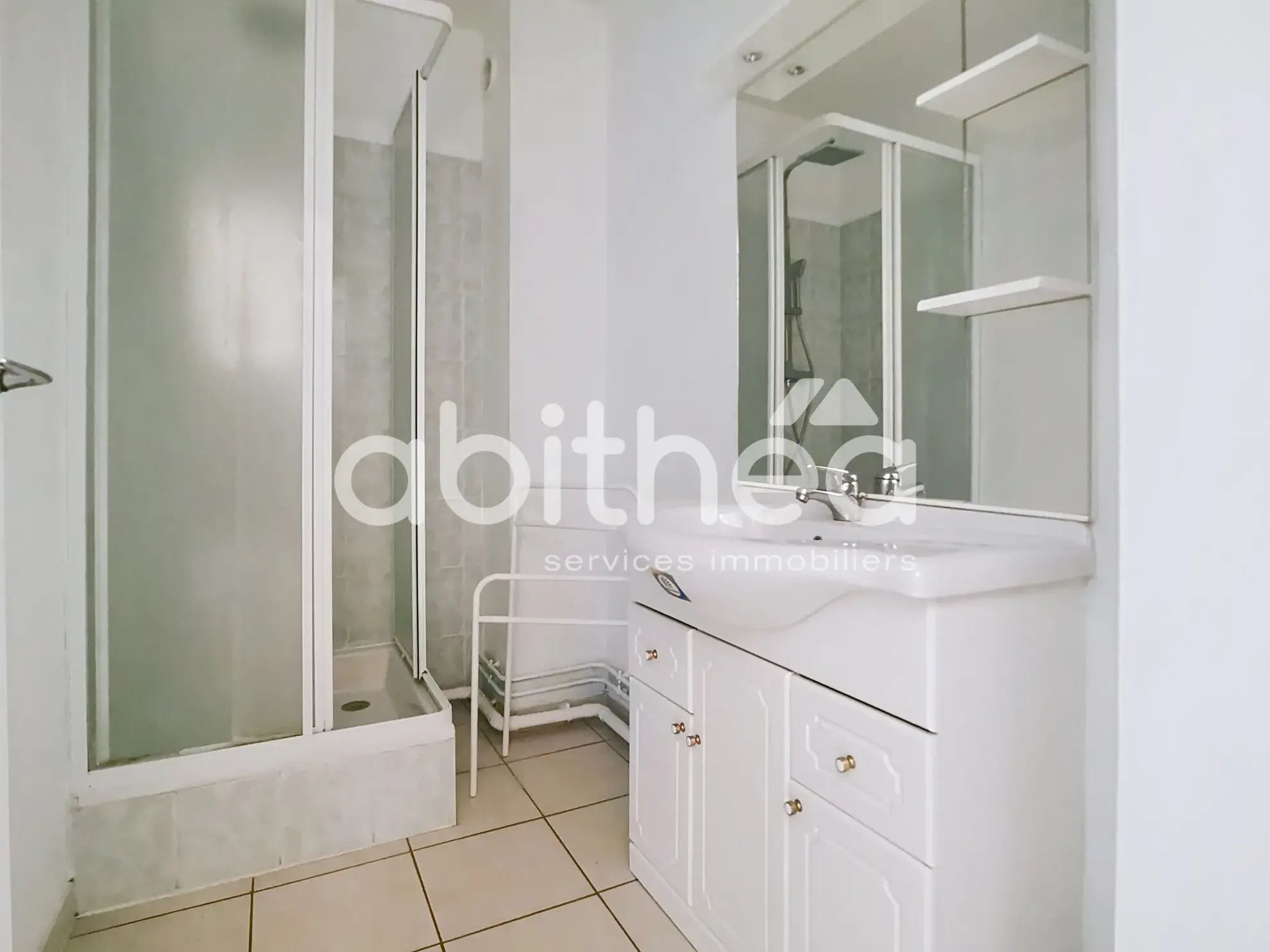 Appartement 4 pièces de 80 m² à La Chapelle Saint-Luc avec loggia et proximité centre commercial 