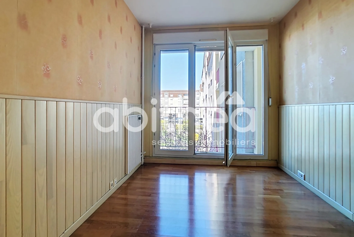 Appartement 4 pièces de 80 m² à La Chapelle Saint-Luc avec loggia et proximité centre commercial 