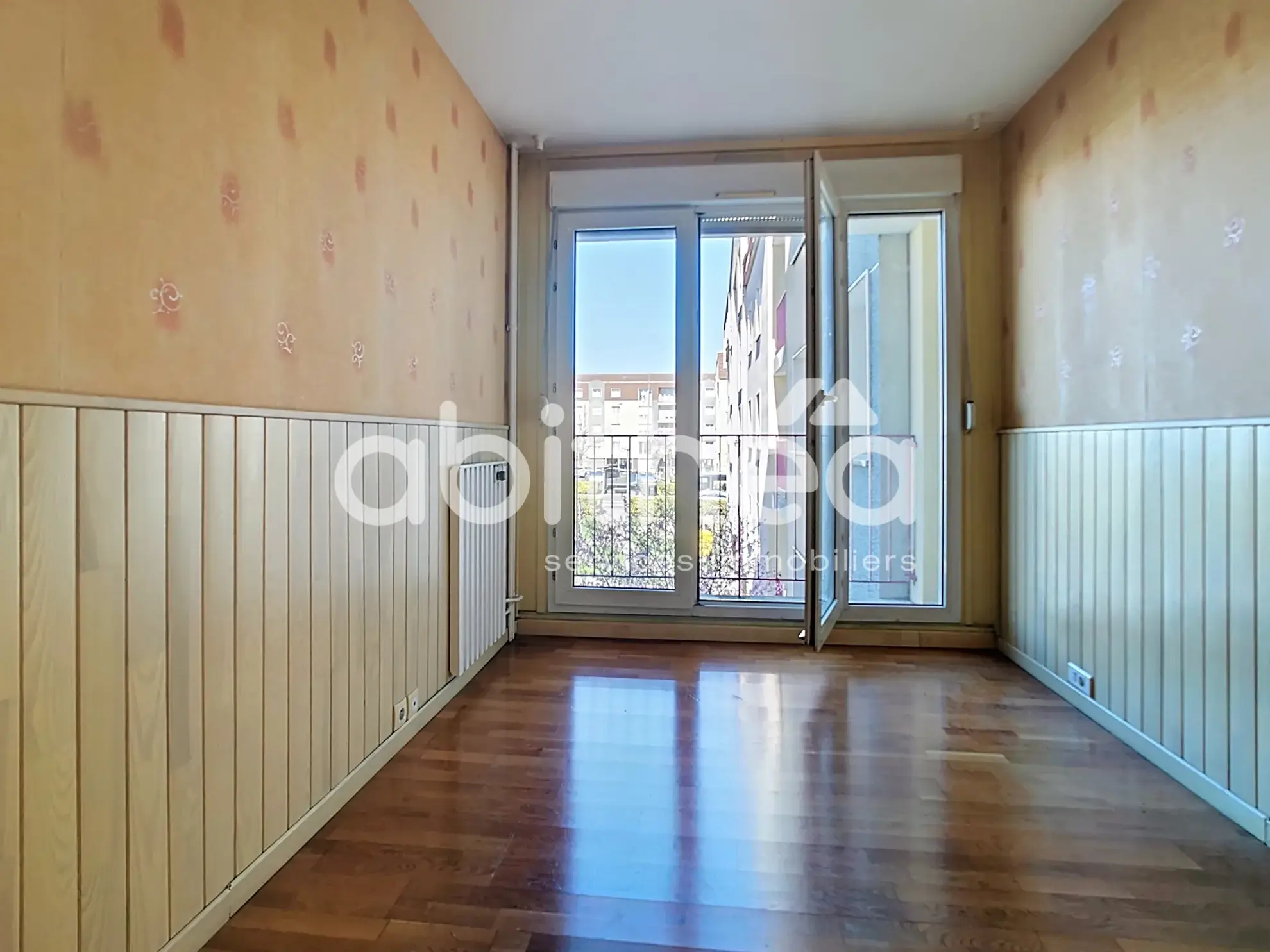 Appartement 4 pièces de 80 m² à La Chapelle Saint-Luc avec loggia et proximité centre commercial 