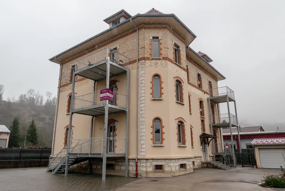 Appartement 5 pièces avec terrasse, cave et parking à La Cluse et Mijoux 