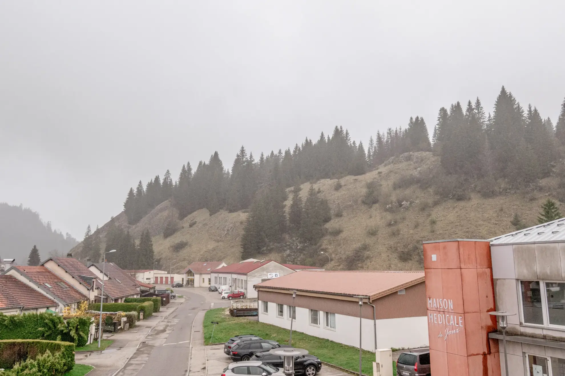 Appartement 5 pièces avec terrasse, cave et parking à La Cluse et Mijoux 