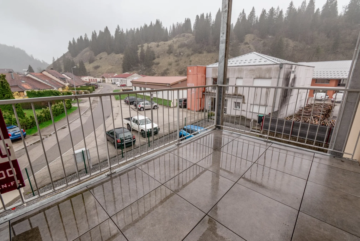 Appartement 5 pièces avec terrasse, cave et parking à La Cluse et Mijoux 