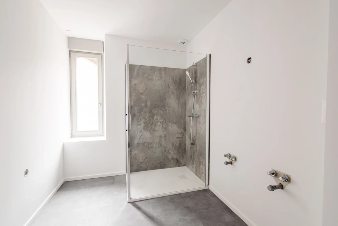 Appartement 5 pièces avec terrasse, cave et parking à La Cluse et Mijoux 