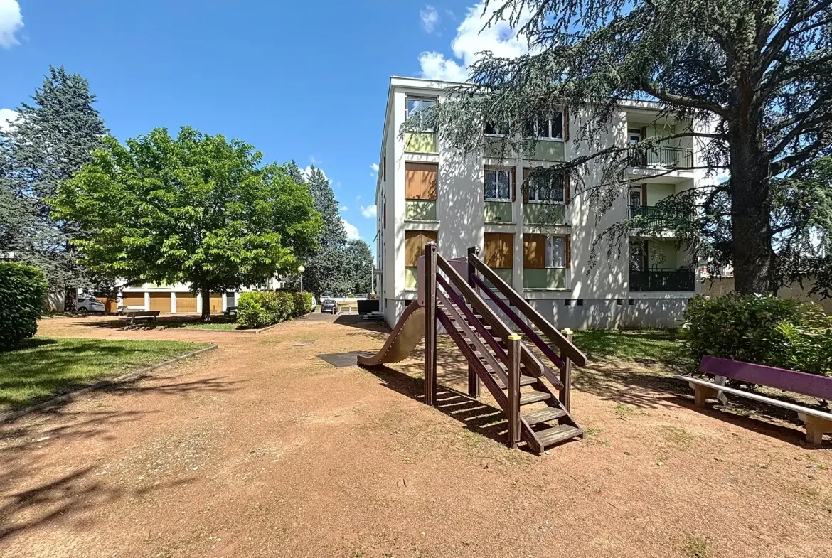 Vente d'un appartement T3 rénové de 71m² à Pierre-Bénite, vue dégagée sur les arbres 