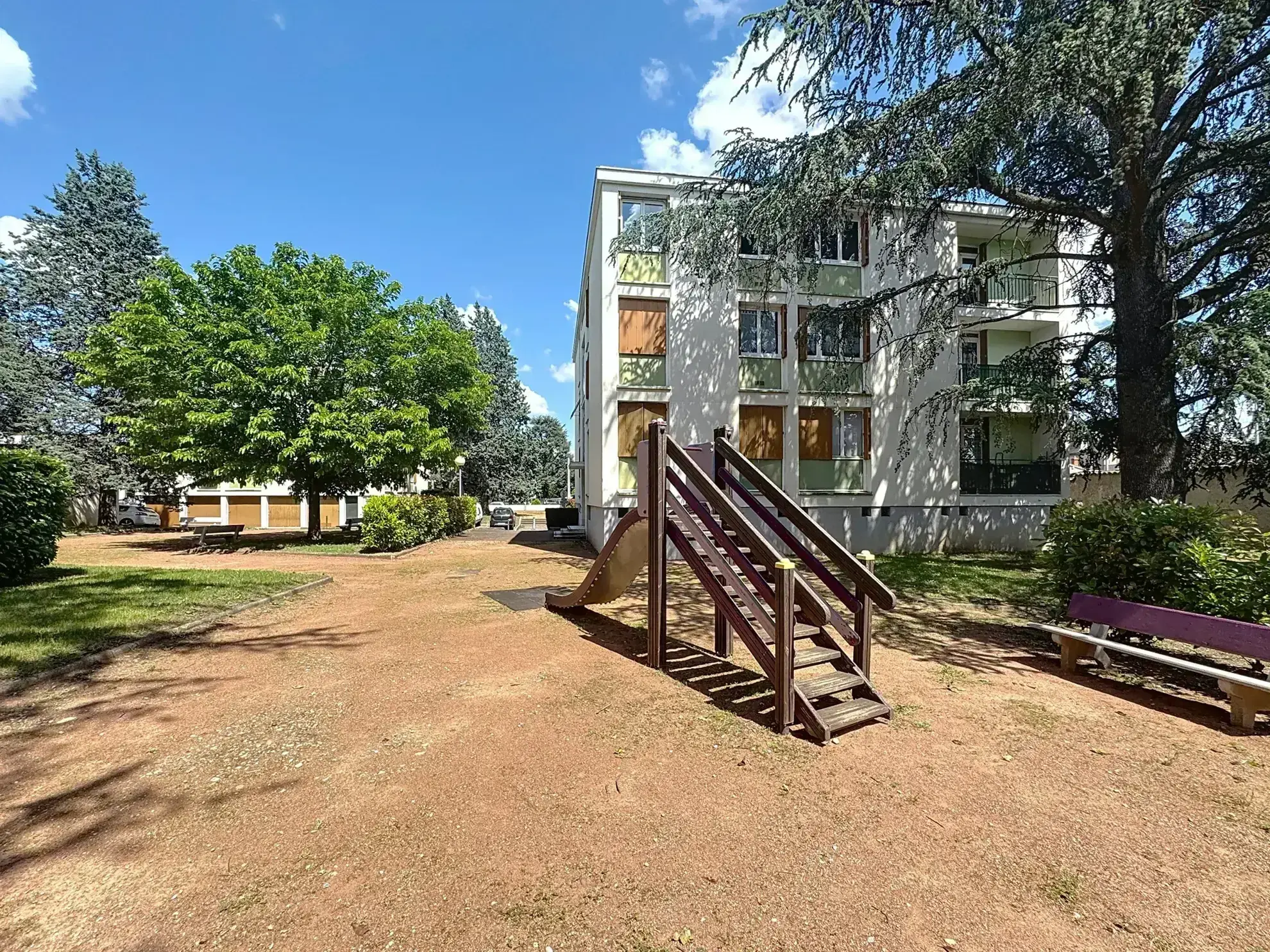 Vente d'un appartement T3 rénové de 71m² à Pierre-Bénite, vue dégagée sur les arbres 