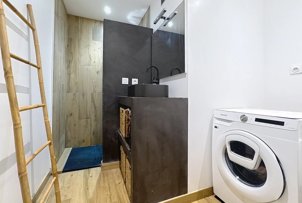 Vente d'un appartement T3 rénové de 71m² à Pierre-Bénite, vue dégagée sur les arbres 