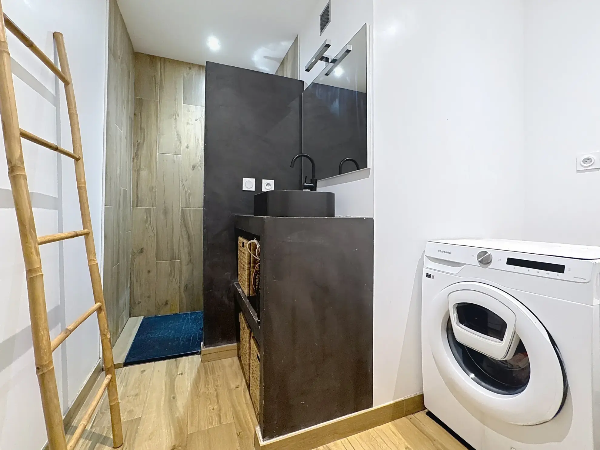 Vente d'un appartement T3 rénové de 71m² à Pierre-Bénite, vue dégagée sur les arbres 