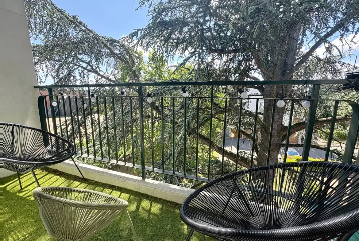 Vente d'un appartement T3 rénové de 71m² à Pierre-Bénite, vue dégagée sur les arbres 