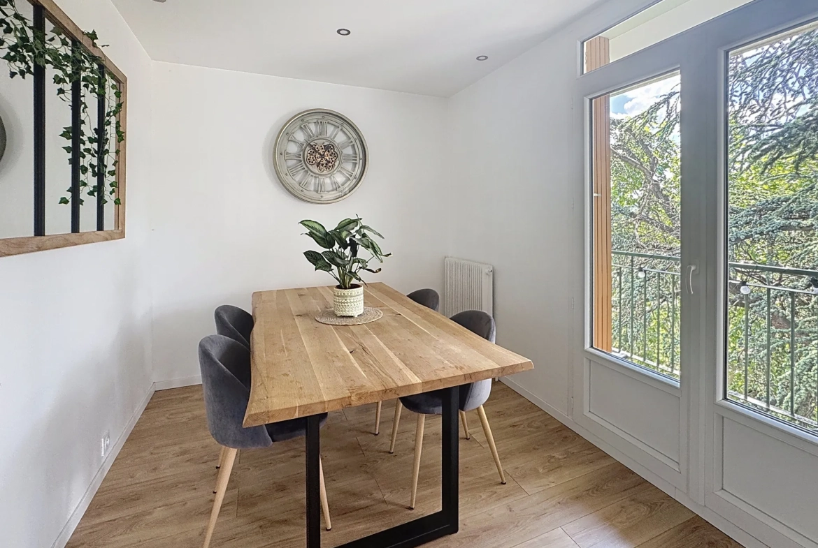 Vente d'un appartement T3 rénové de 71m² à Pierre-Bénite, vue dégagée sur les arbres 