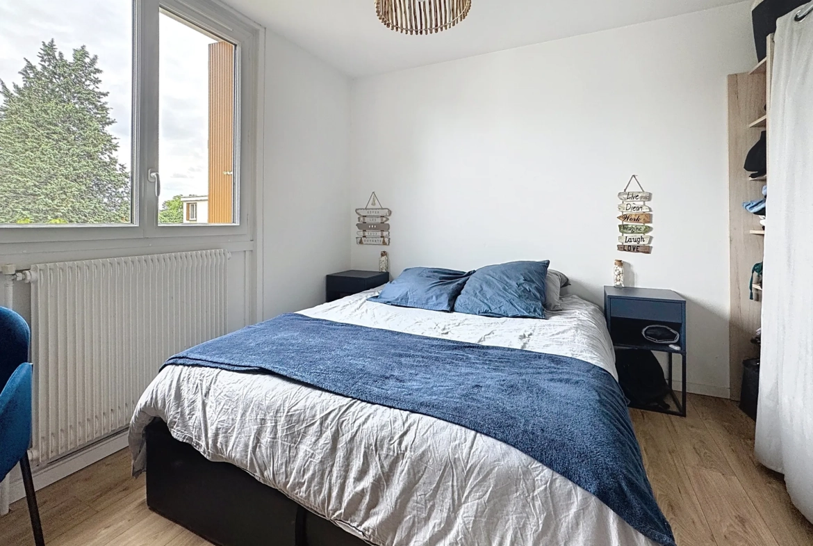 Vente d'un appartement T3 rénové de 71m² à Pierre-Bénite, vue dégagée sur les arbres 