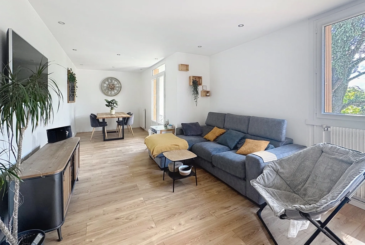 Vente d'un appartement T3 rénové de 71m² à Pierre-Bénite, vue dégagée sur les arbres 