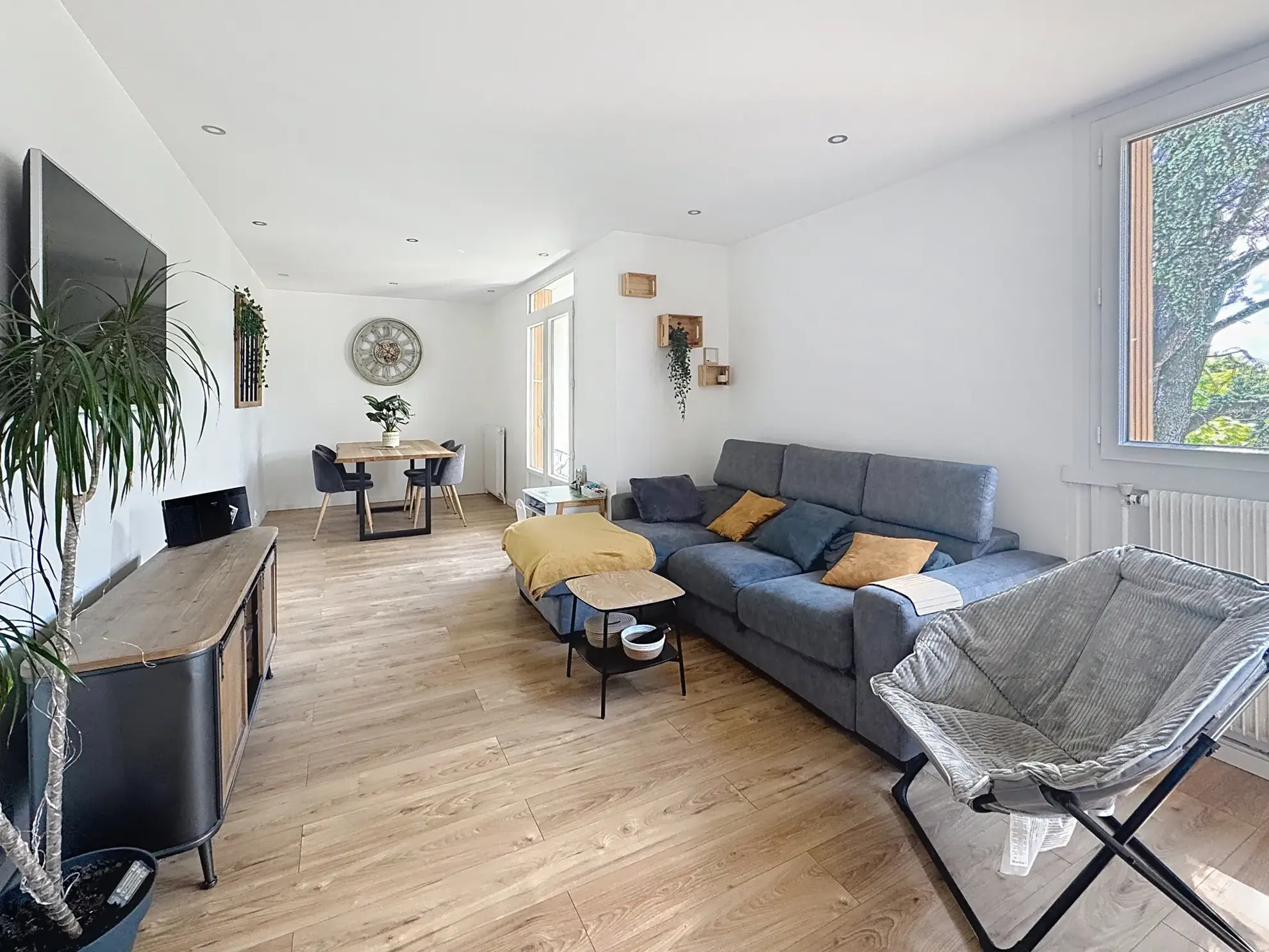 Vente d'un appartement T3 rénové de 71m² à Pierre-Bénite, vue dégagée sur les arbres 