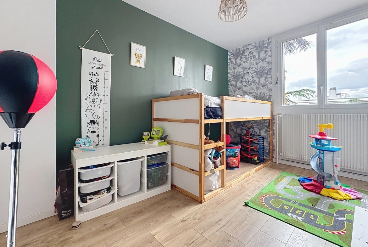 Vente d'un appartement T3 rénové de 71m² à Pierre-Bénite, vue dégagée sur les arbres 