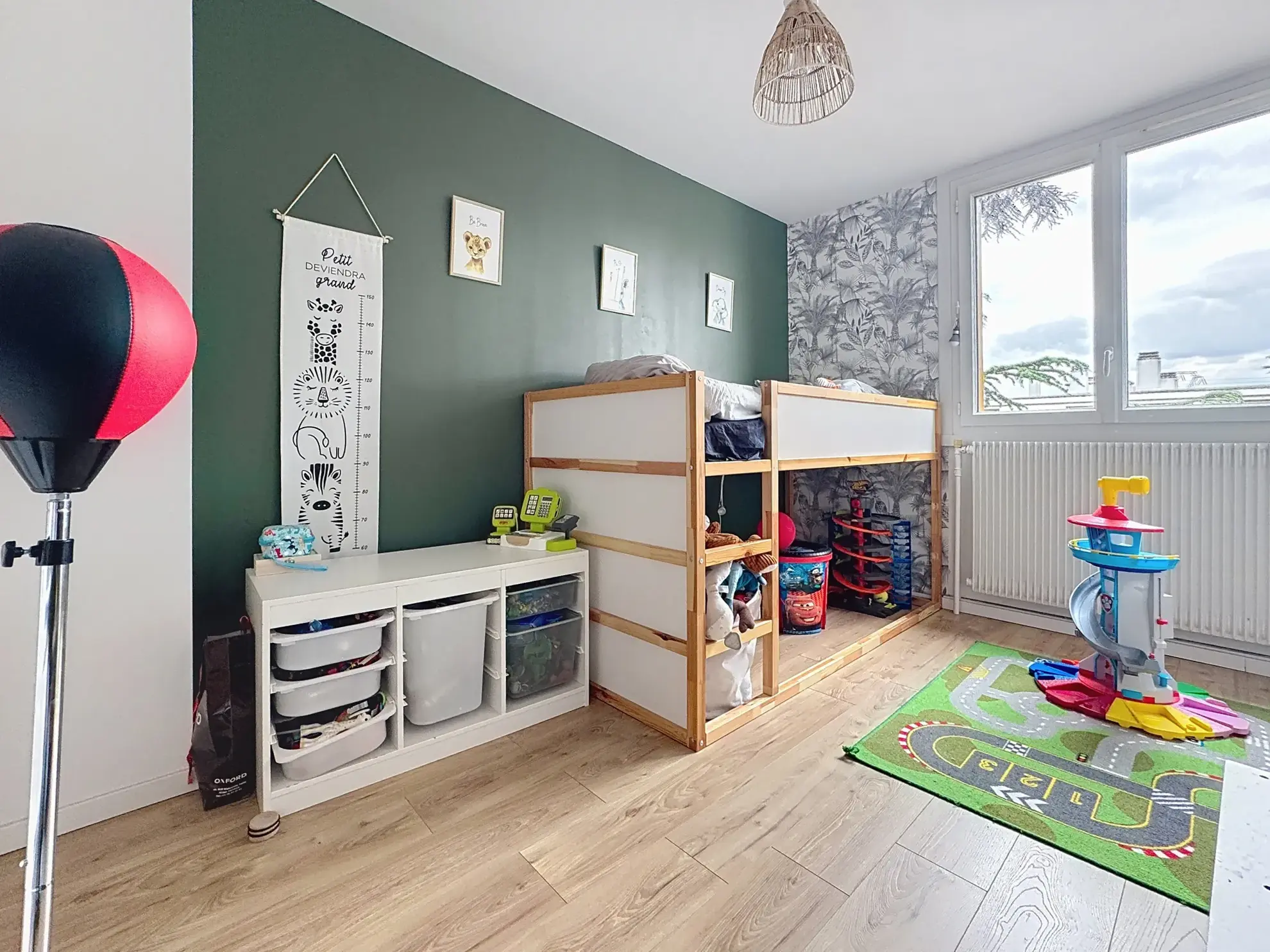 Vente d'un appartement T3 rénové de 71m² à Pierre-Bénite, vue dégagée sur les arbres 