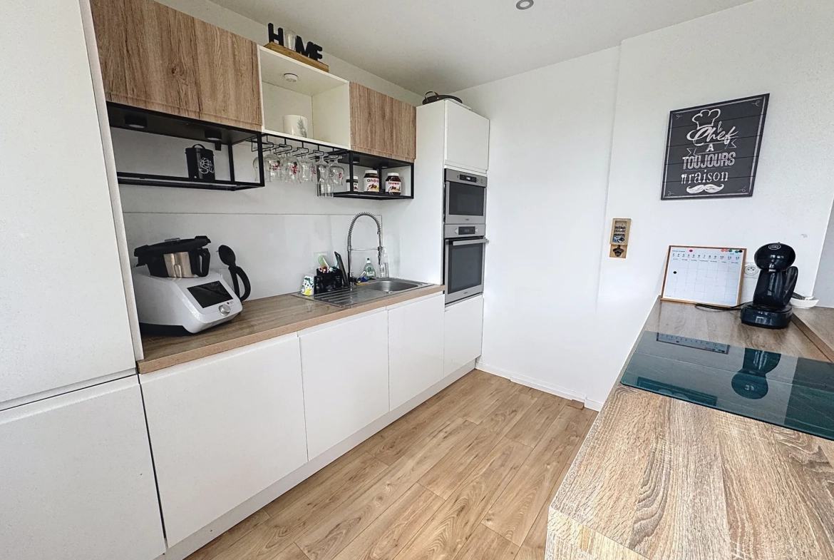 Vente d'un appartement T3 rénové de 71m² à Pierre-Bénite, vue dégagée sur les arbres 