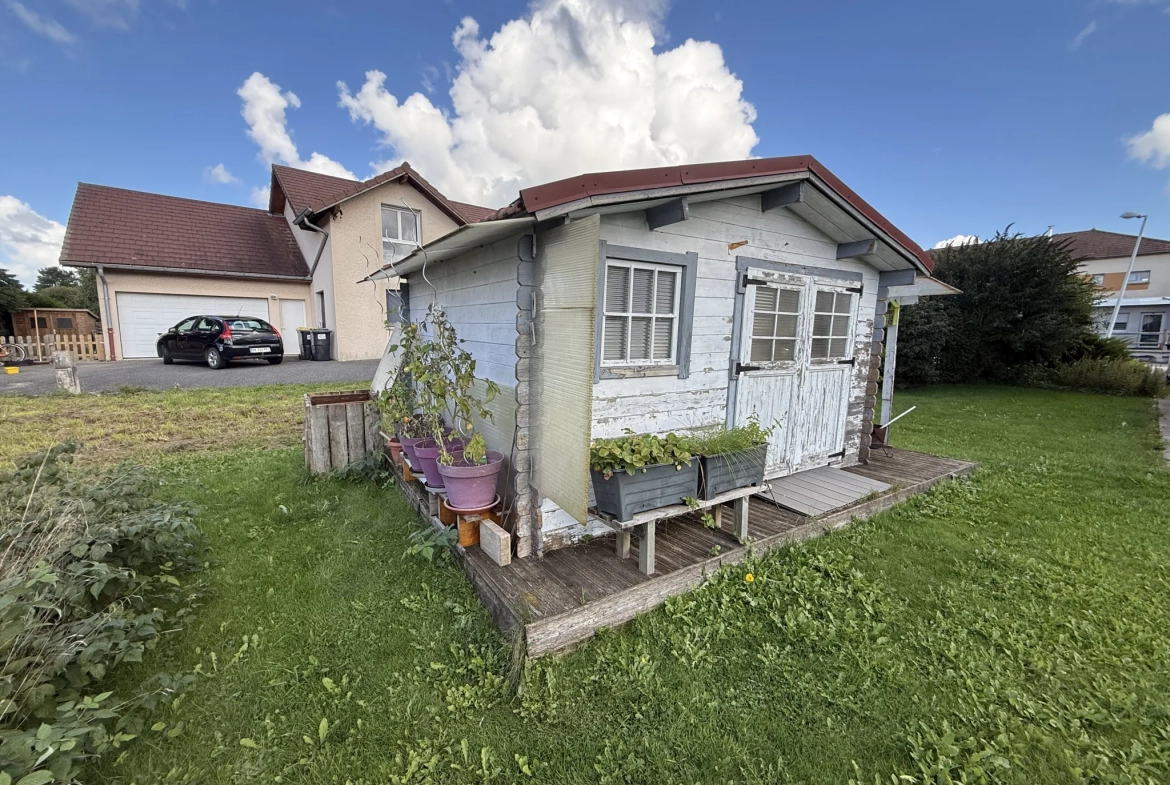 Maison chaleureuse à Levier avec garage double, terrasse et potentiel d’aménagement 