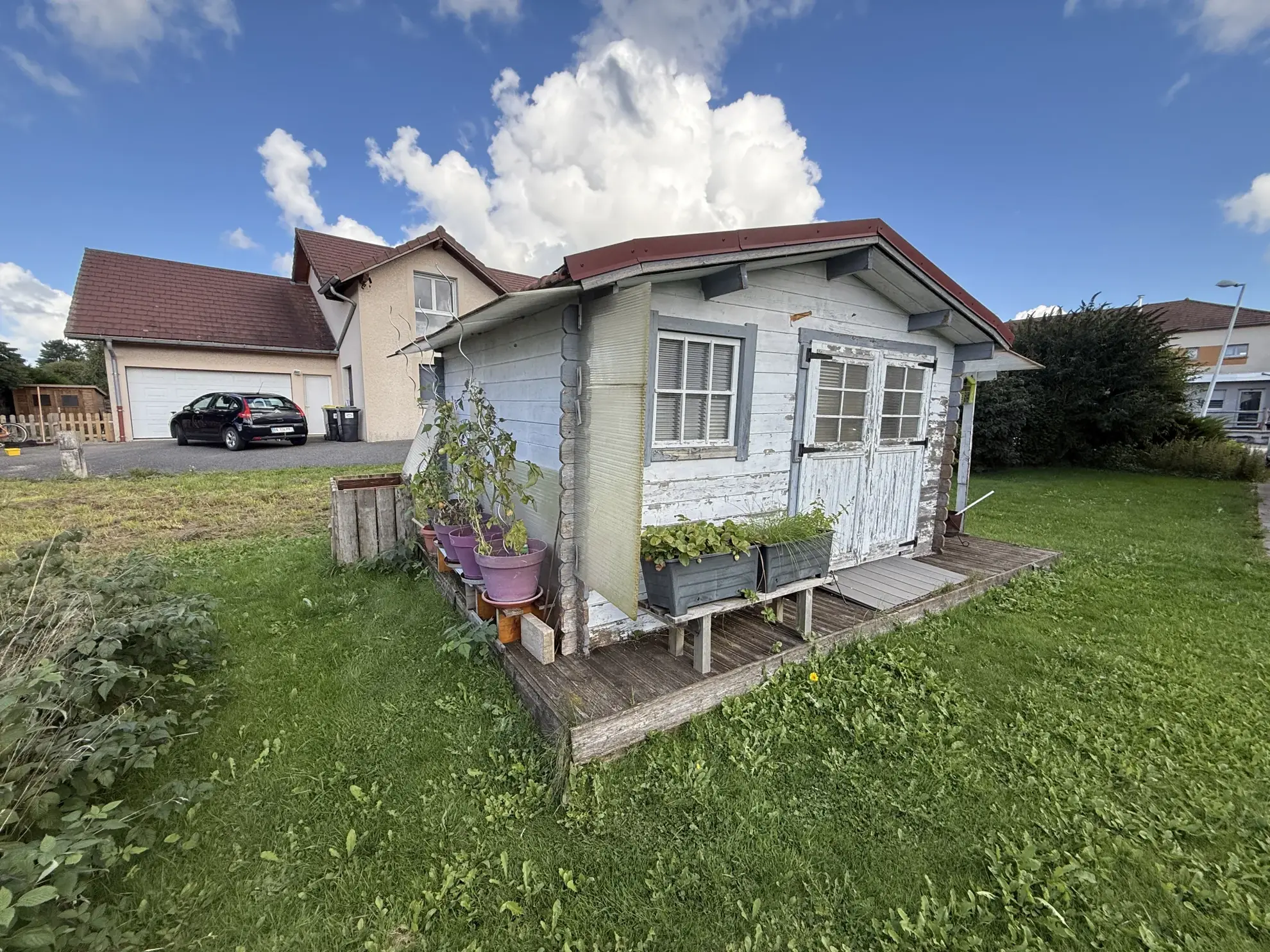 Maison chaleureuse à Levier avec garage double, terrasse et potentiel d’aménagement 