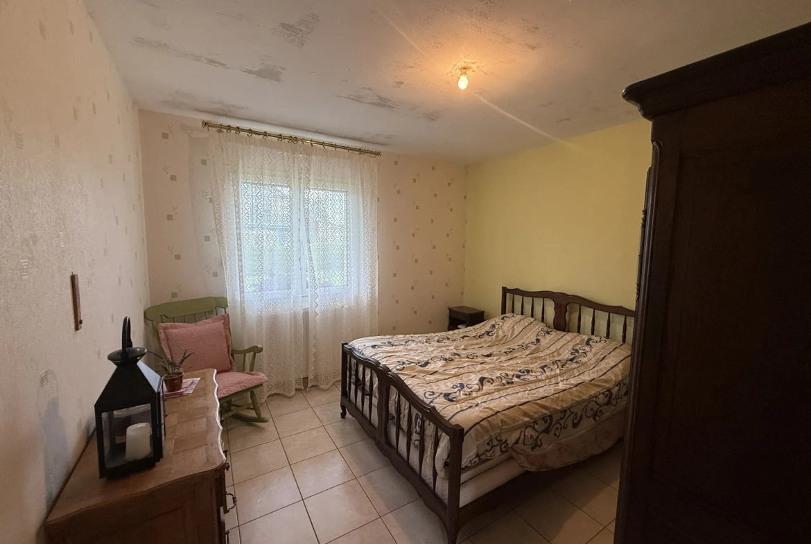 Maison chaleureuse à Levier avec garage double, terrasse et potentiel d’aménagement 