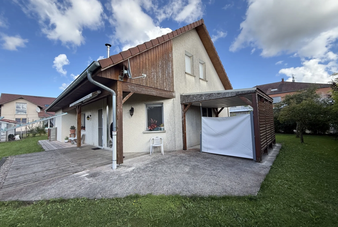 Maison chaleureuse à Levier avec garage double, terrasse et potentiel d’aménagement 