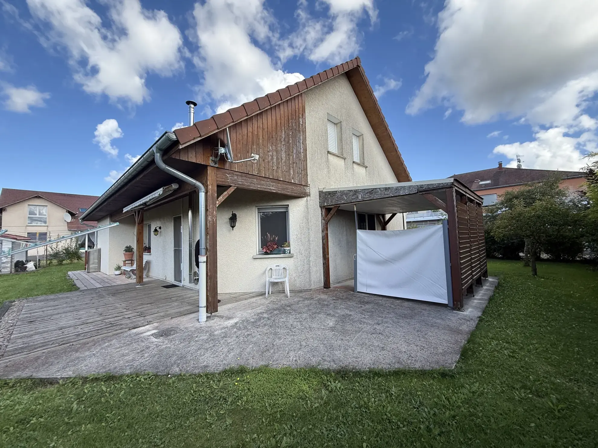 Maison chaleureuse à Levier avec garage double, terrasse et potentiel d’aménagement 