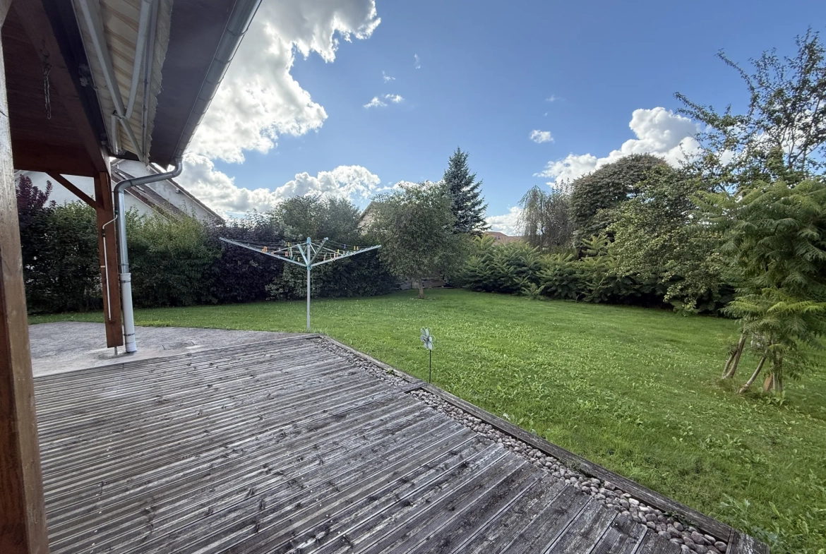 Maison chaleureuse à Levier avec garage double, terrasse et potentiel d’aménagement 