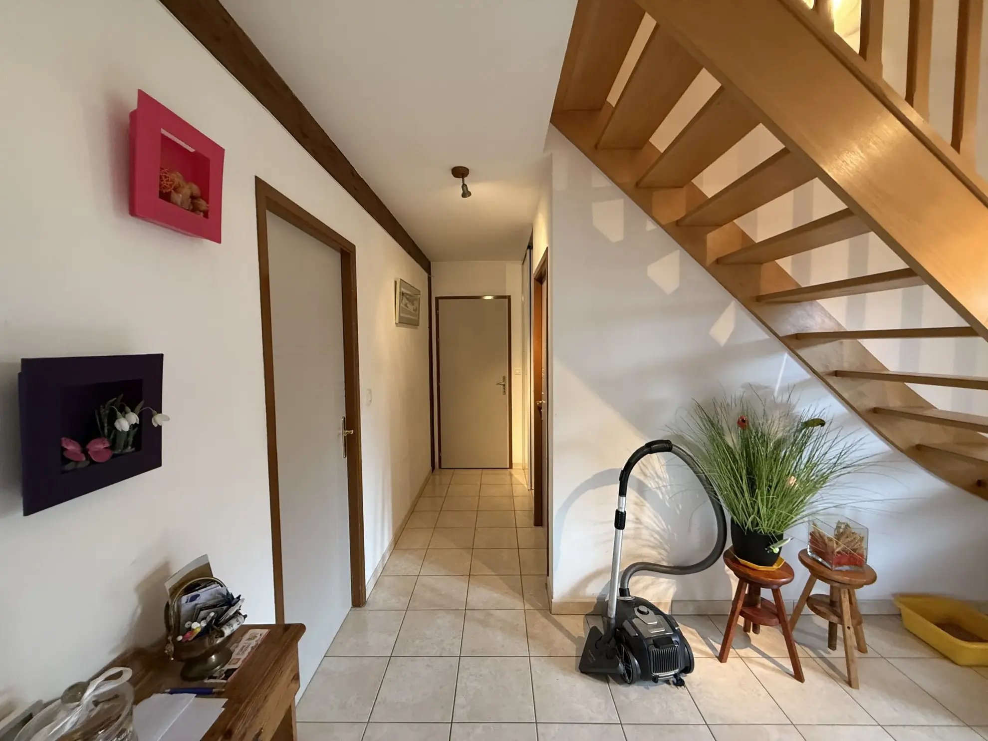 Maison chaleureuse à Levier avec garage double, terrasse et potentiel d’aménagement 