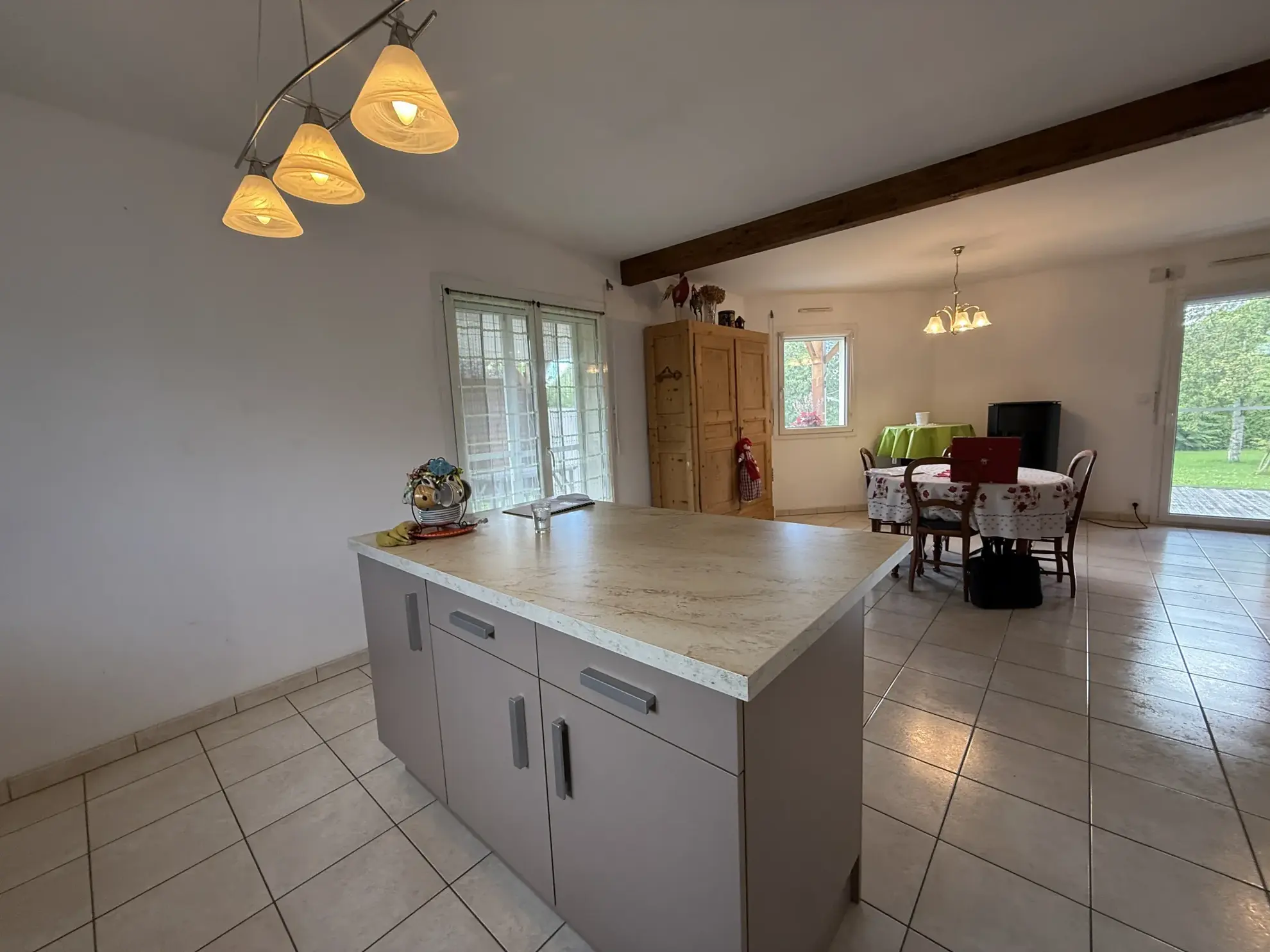 Maison chaleureuse à Levier avec garage double, terrasse et potentiel d’aménagement 