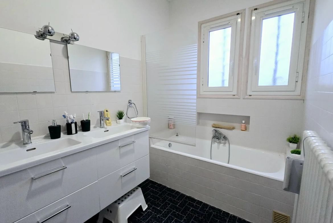 Maison traditionnelle de 175m² avec jardin à Port Sainte Foy et Ponchapt 