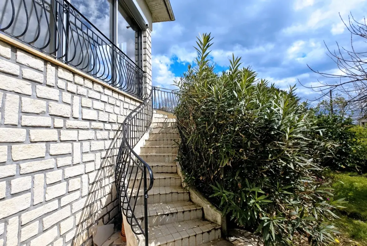 Maison traditionnelle de 175m² avec jardin à Port Sainte Foy et Ponchapt 