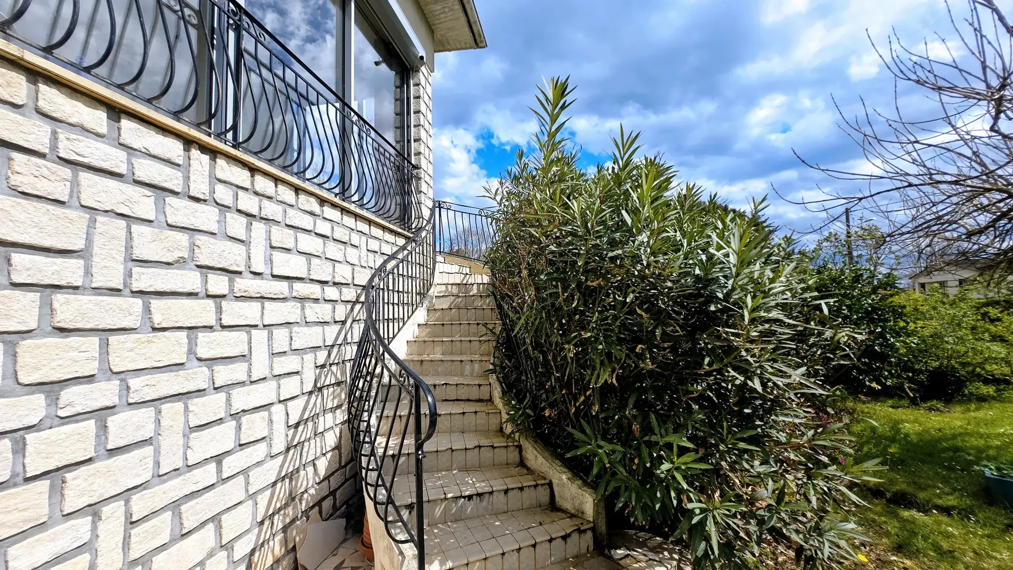 Maison traditionnelle de 175m² avec jardin à Port Sainte Foy et Ponchapt 