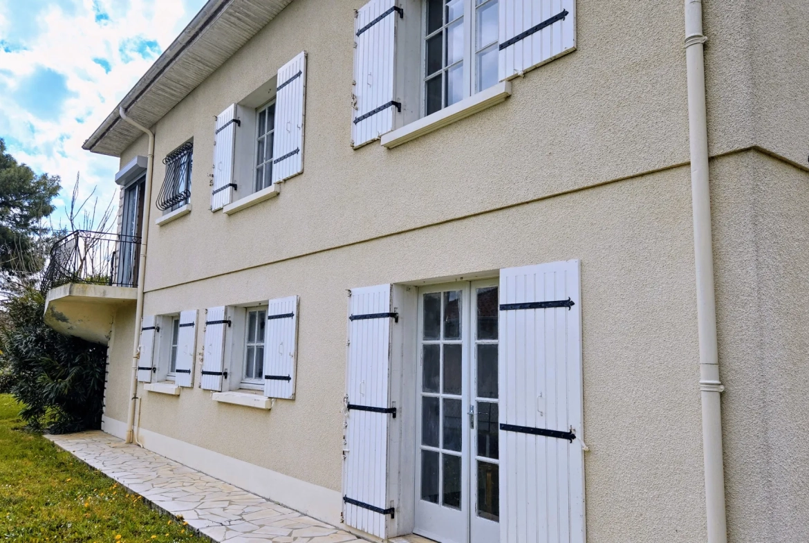 Maison traditionnelle de 175m² avec jardin à Port Sainte Foy et Ponchapt 