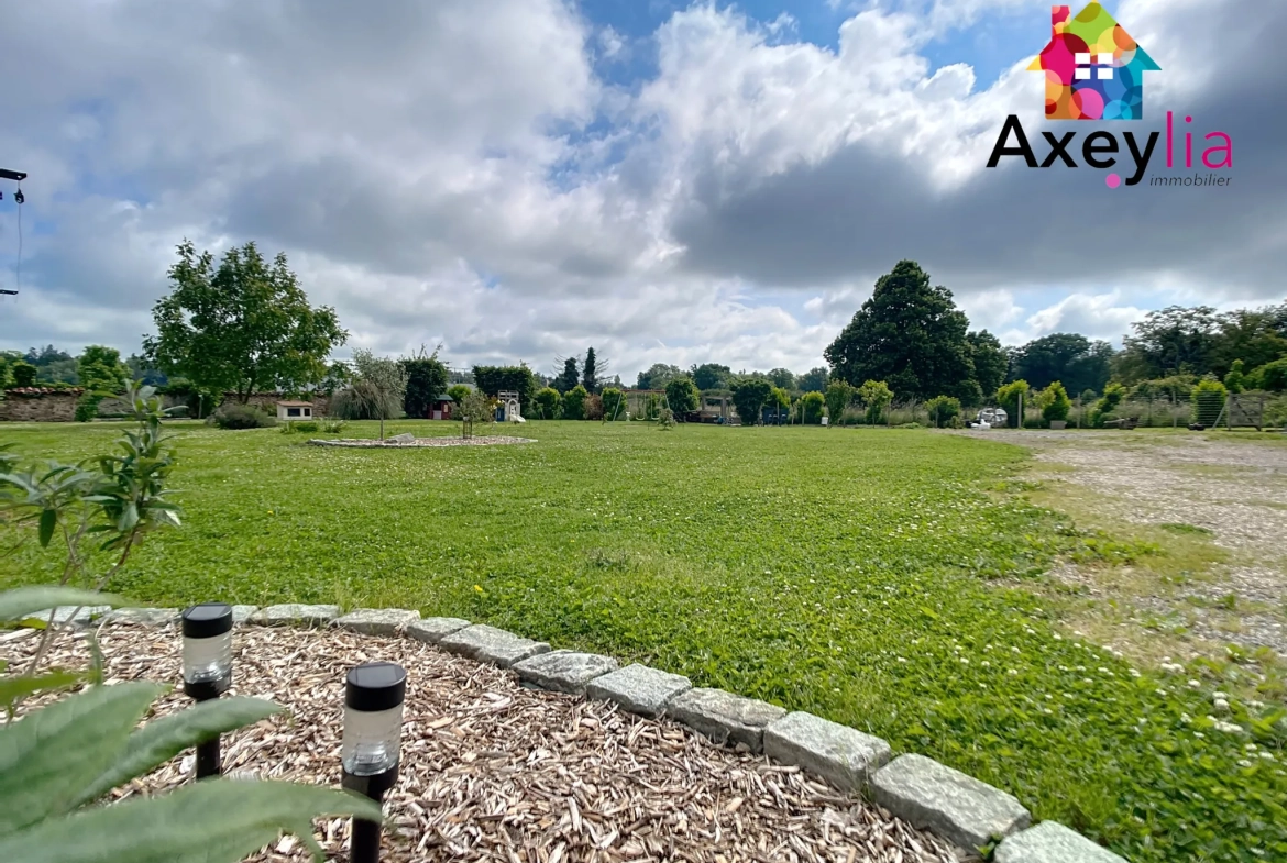 Maison en pierre rénovée avec 3 chambres et grand terrain à Saint-Symphorien-de-Lay 