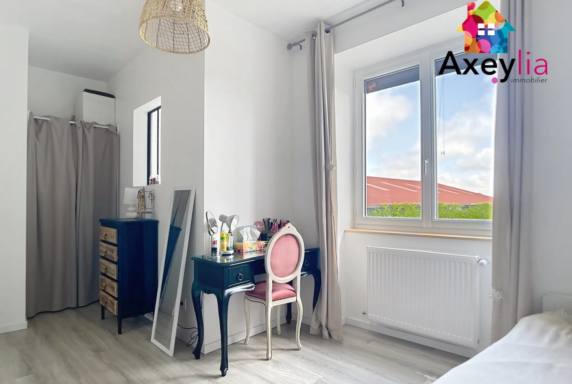 Maison en pierre rénovée avec 3 chambres et grand terrain à Saint-Symphorien-de-Lay 