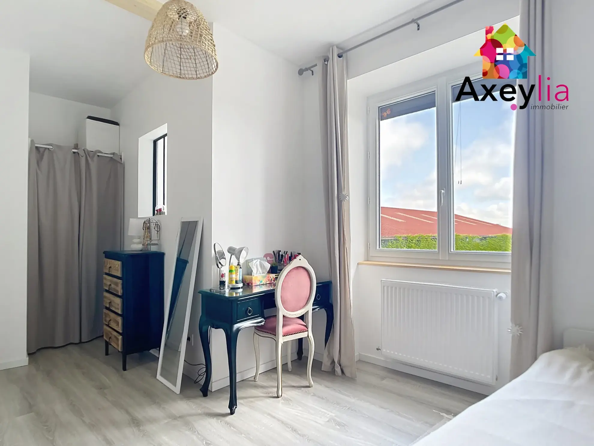 Maison en pierre rénovée avec 3 chambres et grand terrain à Saint-Symphorien-de-Lay 